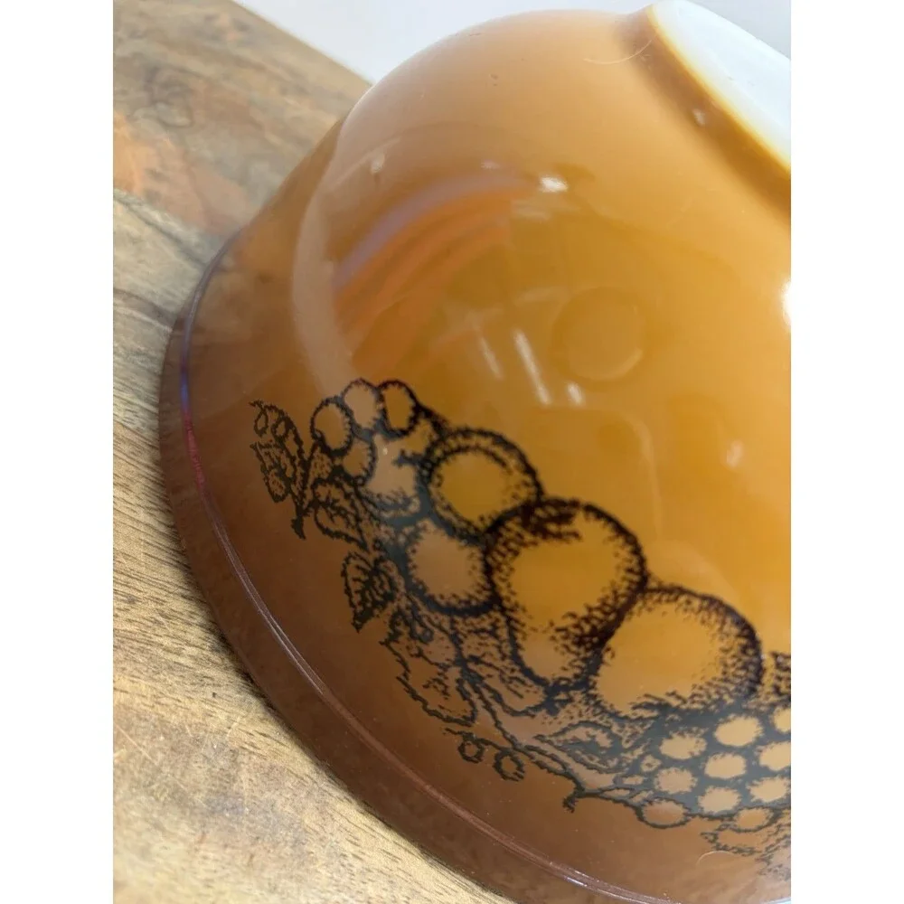 Pyrex Old Orchard 403 Mixing Bowl Fruit Gold Ombre Brown 2 1/2 qt So Nice